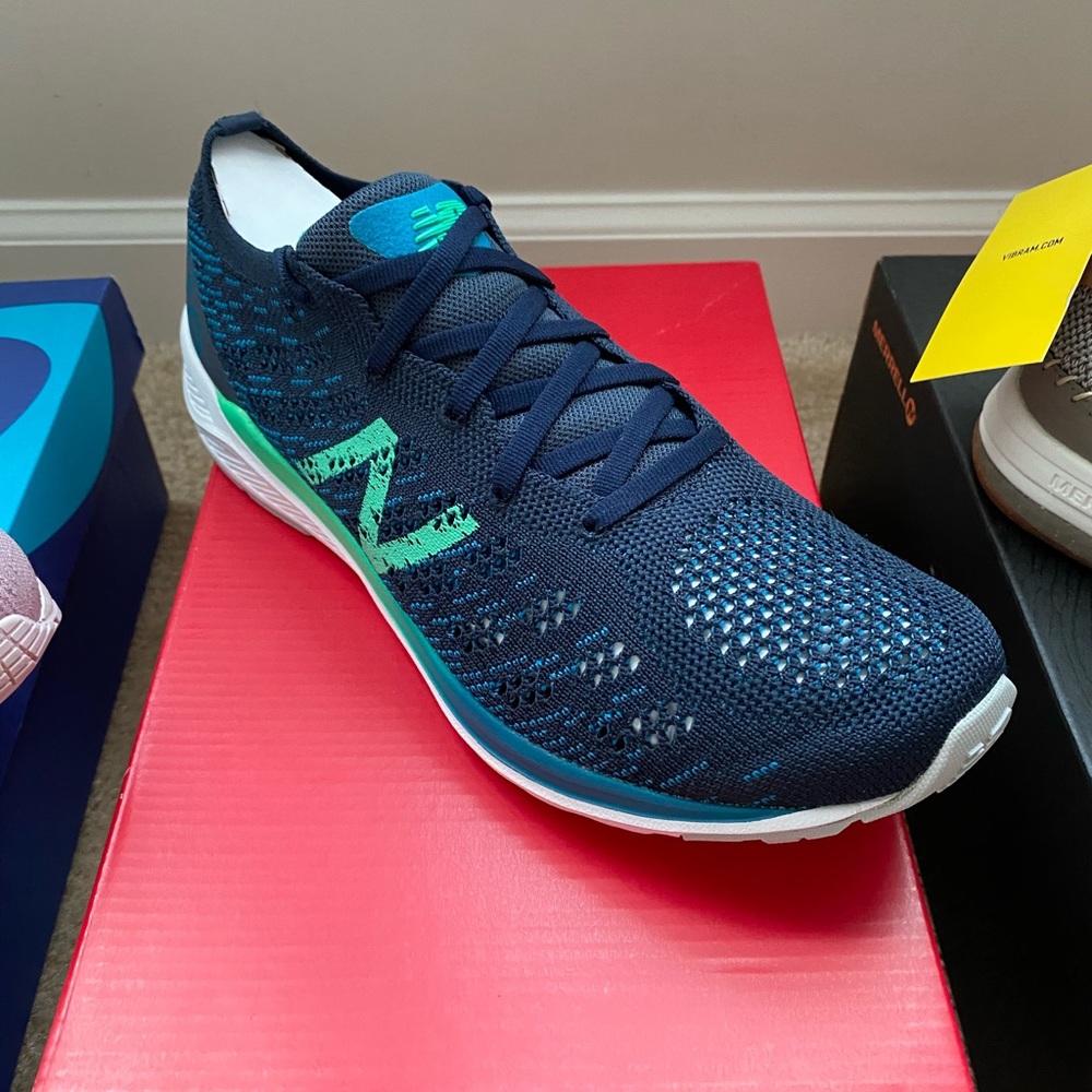 Brand NEW New Balance 890GG7